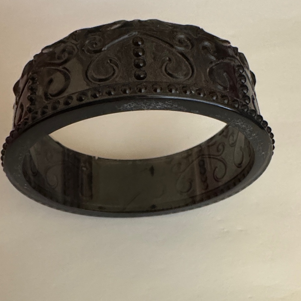 Stylish Black Embossed Bangle